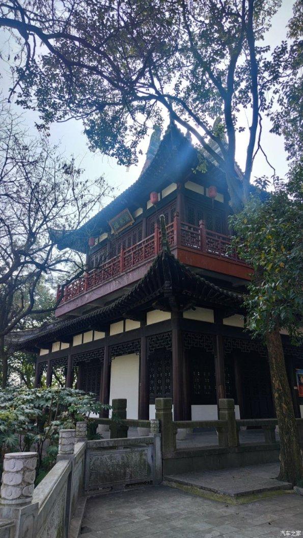 连喷4次！日本一火山喷发 烟柱高达700米